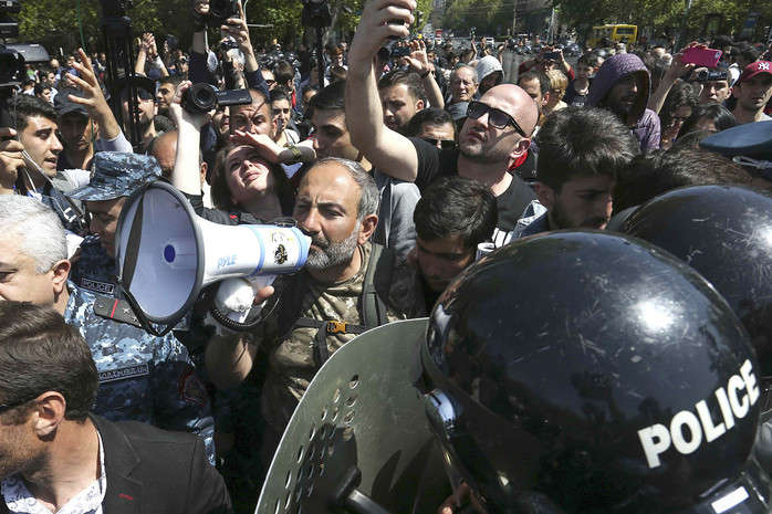 Протесты в Ереване: силовики задержали более 180 протестующих