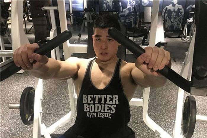 Неймовірне перетворення китайського студента, який схуд на 30 кг та став бодібілдером
