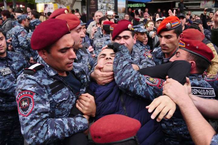 Оксамитова революція у Вірменії: затримано понад 230 протестувальників
