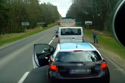 Білорусів у Польщі змусили підібрати сміття, яке вони викинули з машини: відео