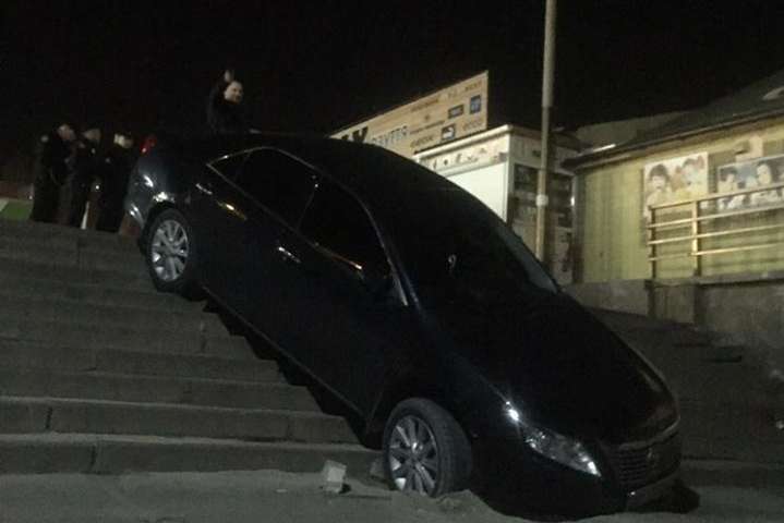 На Борщагівці «Тойота» вилетіла на сходи біля кінотеатру (фото)