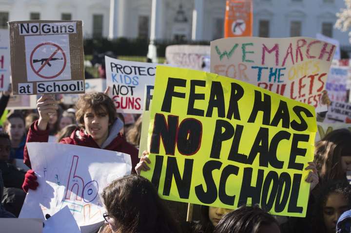 У США тисячі студентів вимагають посилення контролю над зброєю