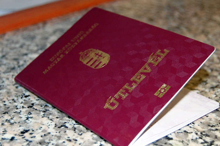 Угорщина видала українцям не менше 100 тисяч паспортів – МЗС