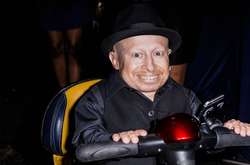  Помер Верн Троєр  