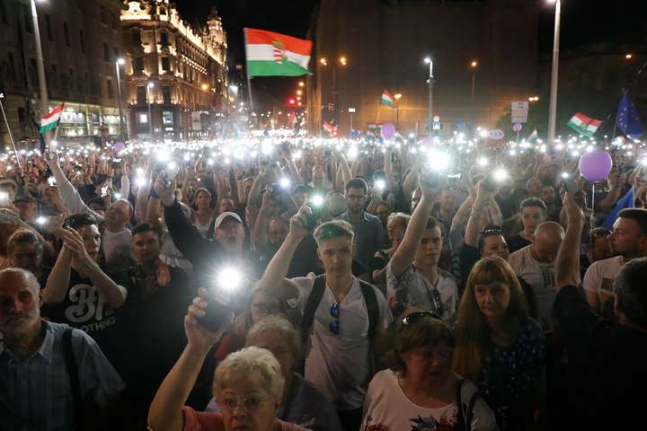Десятки тисяч угорців протестували проти контролю Орбана над ЗМІ
