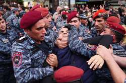 Затримання протестувальника у Єревані