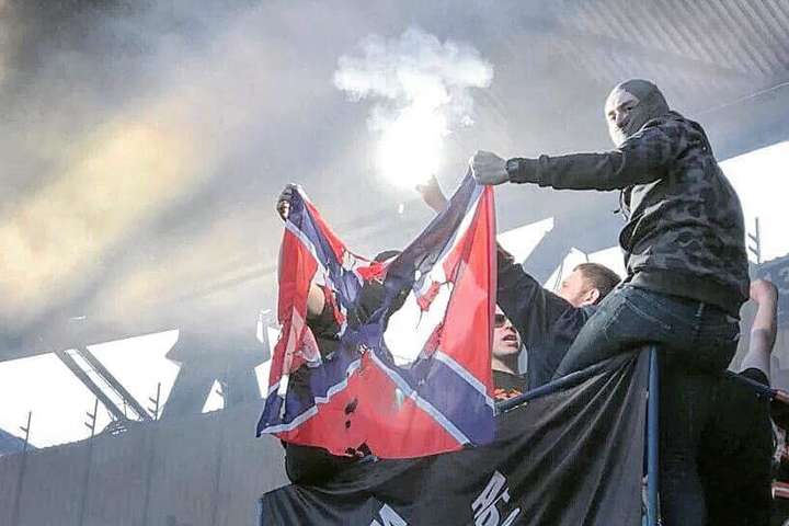 Поліція покарала ультрас «Шахтаря» за спалення прапору «Новоросії» – активіст
