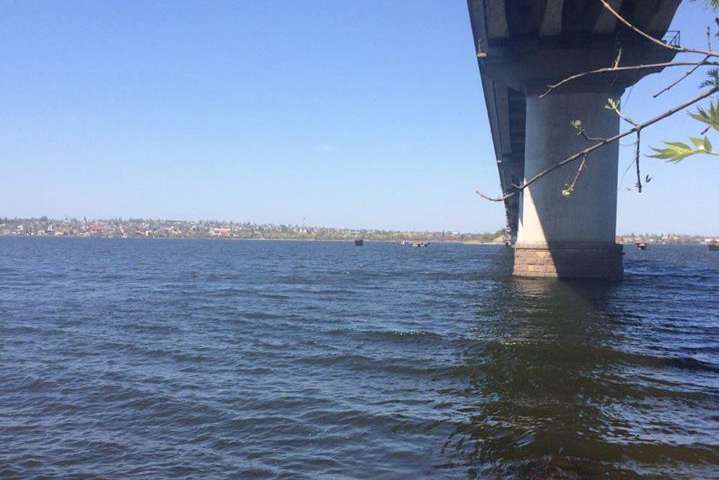 У Миколаєві патрульні врятували дівчину, що стрибнула з мосту