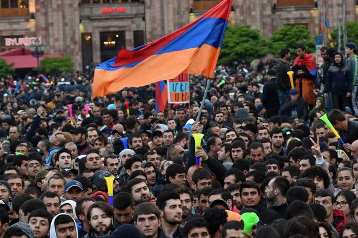 Протести у Вірменії не стихають: на головній площі знову десятки тисяч людей