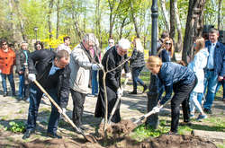 У Київському міському саду висадили Алею Миру