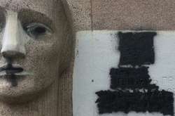 Вандали осквернили пам’ятник жертвам нацизму у Полтаві (фото, відео)