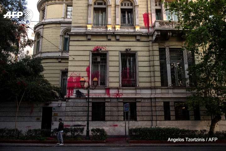 Посольство Франції у Афінах атакували кривавою фарбою (фото)
