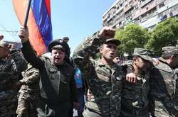К протестующим в Ереване присоединились военные