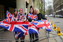 Вокруг больницы дежурят фаны королевский семьи