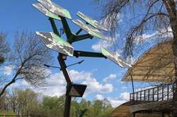 У Києві з’явилося дерево, від якого можна заряджати телефони