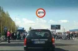 Обурені мешканці Вишневого заблокували рух на центральній вулиці