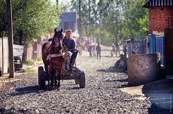 Як роми самотужки відремонтували дорогу до свого поселення. Фотогалерея