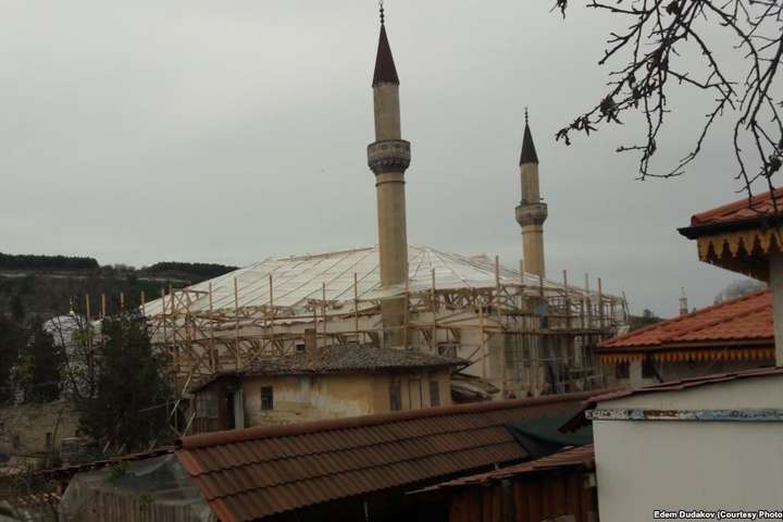 «Реставратори» не морочили собі голови і перекрили ханську мечеть в окупованому Криму іспанською черепицею