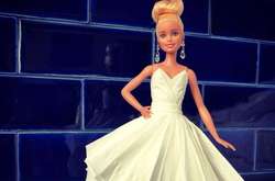 Китаец коллекционирует Барби и создаёт для них свадебные платья из туалетной бумаги 