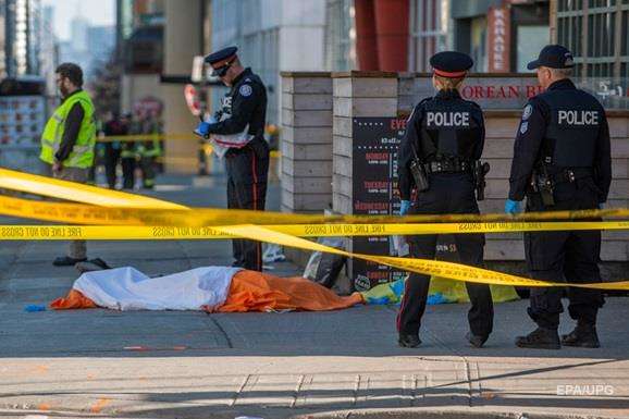 В Торонто грузовик протаранил толпу, есть жертвы