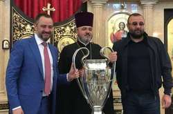 Глава ФФУ приніс своєму свату для фотосесії кубок Ліги чемпіонів. Оприлюднено скандальну світлину