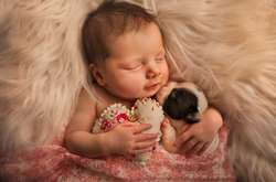 Двойная доза умиления: фотограф создала серию с младенцами и животными