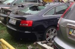 Внаслідок прориву труби асфальтом побило автомобілі