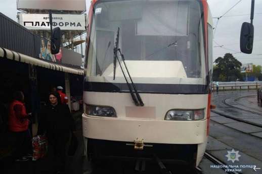 В Киеве на ходу развалился трамвай, ранена 80-летняя женщина