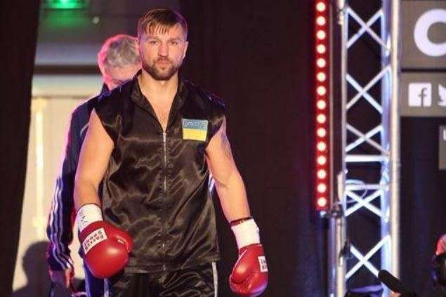 Досвідчений український боксер брутально нокаутував свого суперника (відео)