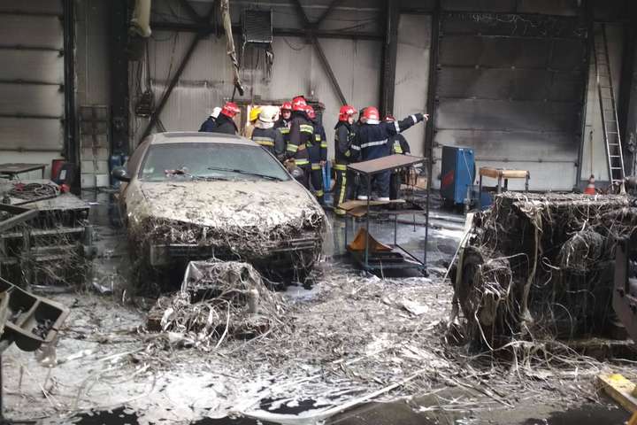 Масштабна пожежа на СТО на Львівщині: згоріли автобус та авто