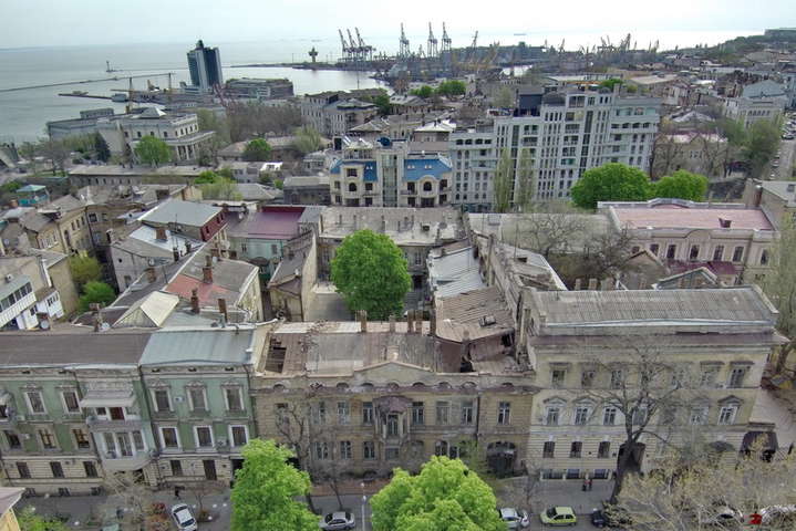 Як обвалився дах у знаменитому будинку в Одесі. Вид з висоти пташиного польоту