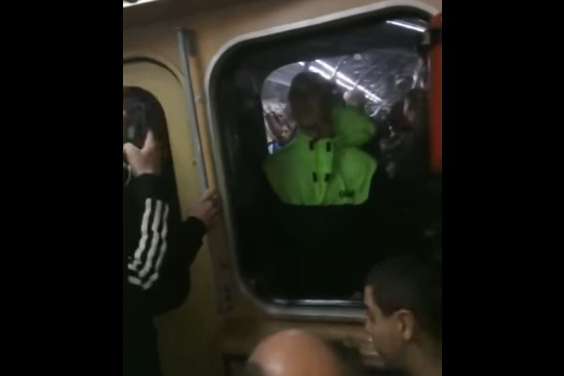 У харківському метро екстремал проїхався між вагонами (відео)