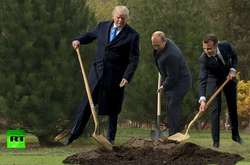 Як в мережі жартують з Трампа та Макрона, які саджають дерева. Добірка фотожаб