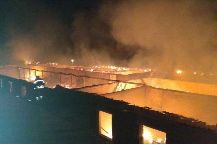 Вночі на Київщині сталася велика пожежа на столярному виробництві
