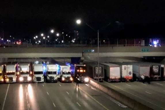 13 грузовиков выстроились под мостом, чтобы спасти суицидника