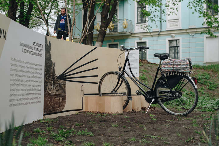 «Велобум 1890-х»: у Києві відкрилася вулична виставка про історію велосипеда 
