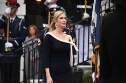 Иванка Трамп продемонстрировала черное платье с белым декольте-узлом