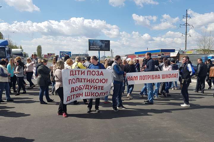 Обурені мешканці Вишневого третій день блокують дороги на Київ (фото, відео)