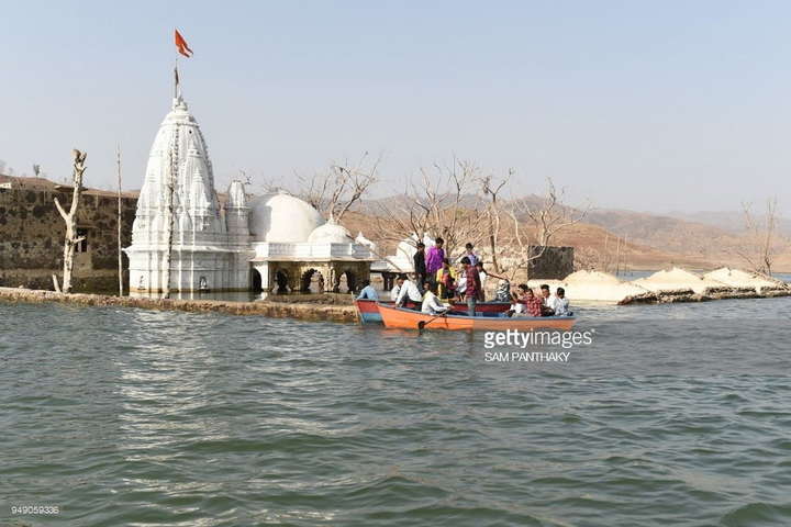 Після сильної посухи в Індії неочікувано виявили древній храм. Фотогалерея