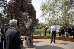 Інсталяції та алеї з фібробетону: як триває реконструкція парку «Перемога» (фото)