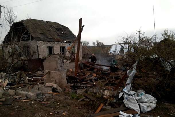 Бойовики на Донбасі обстріляли житлові будинки та газопровід