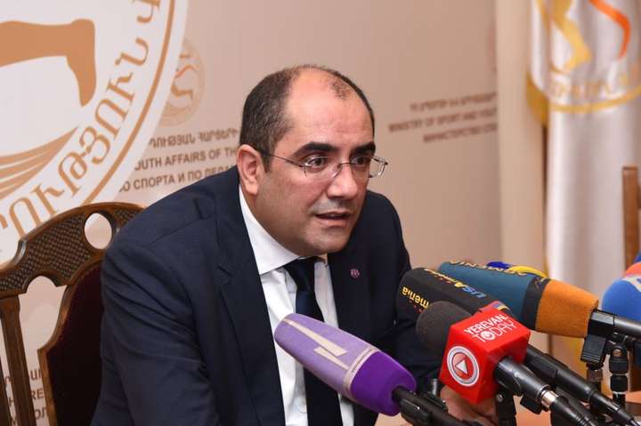 Міністр спорту Вірменії подав у відставку та приєднався до протестувальників