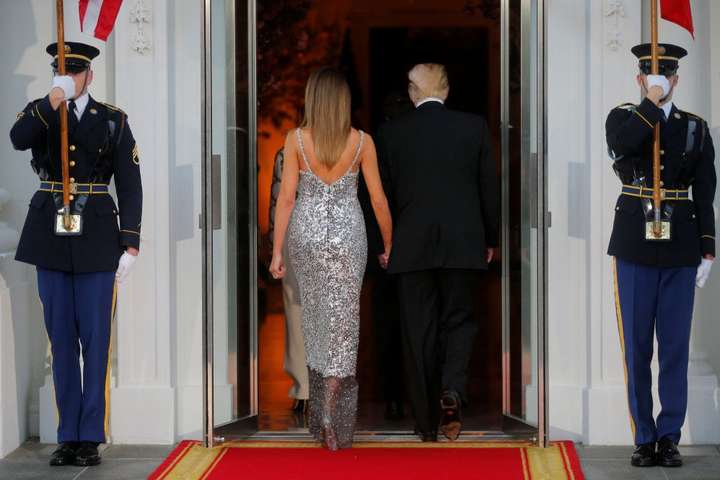 Меланія Трамп сукнею з оголеною спину затьмарила зустріч президентів Франції та США (фото)