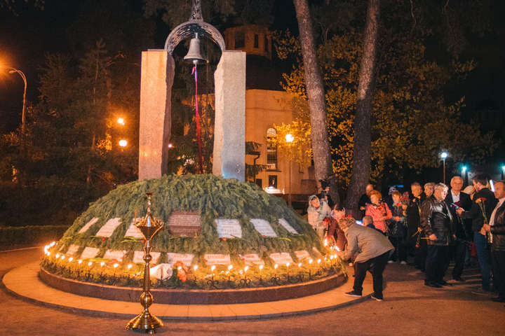 Дзвони, молебень і свічки: вночі у Києві вшанували пам'ять жертв Чорнобильської катастрофи
