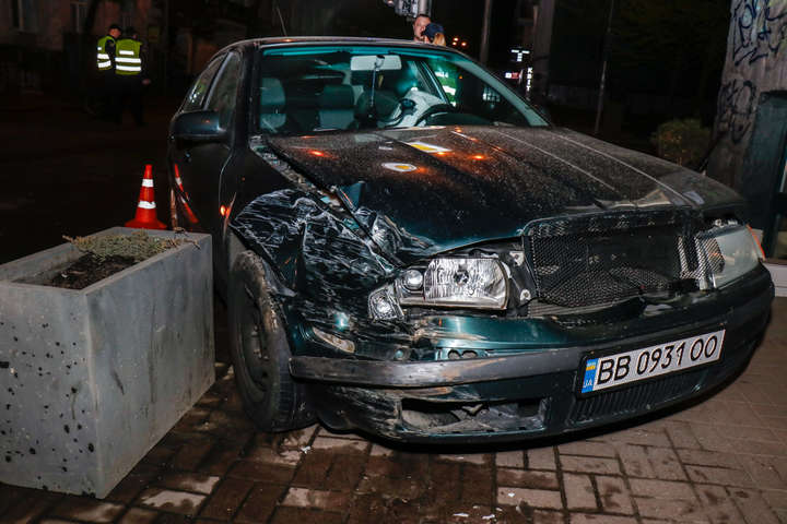 У центрі Києва дівчина на Skoda врізалася в Subaru і знесла бетонну клумбу