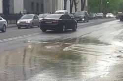 Розлив води на вул. Грушевського біля будівлі парламенту