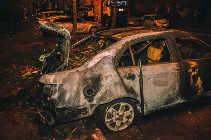 Вночі у дворі багатоповерхівки у Києві згорів автомобіль (фото, відео)