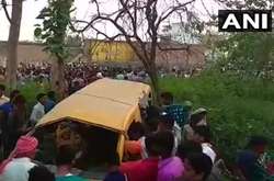 В Индии школьный автобус попал под поезд: 13 детей погибли
