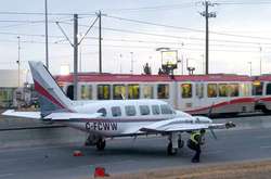 У Канаді пасажирський літак здійснив екстрену посадку на автомагістраль