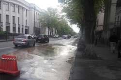 Прорив на мережі водопостачання на вул. Грушевського біля будівлі парламенту